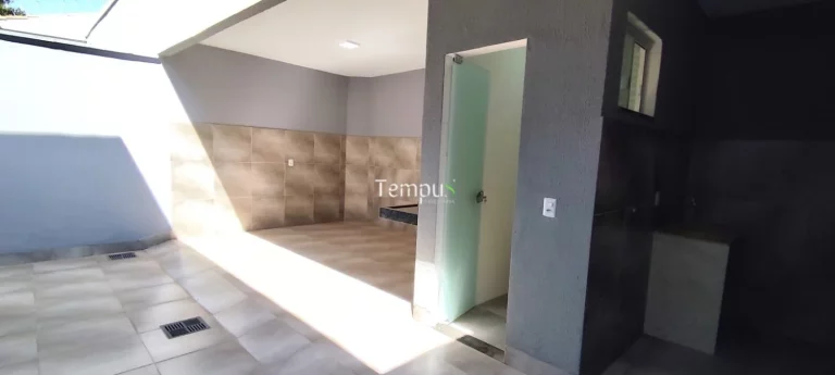 Imagem Casa Nova, com 3 Suítes, área gourmet com Churrasqueira, em Jardim Atlântico, Goiânia/GO