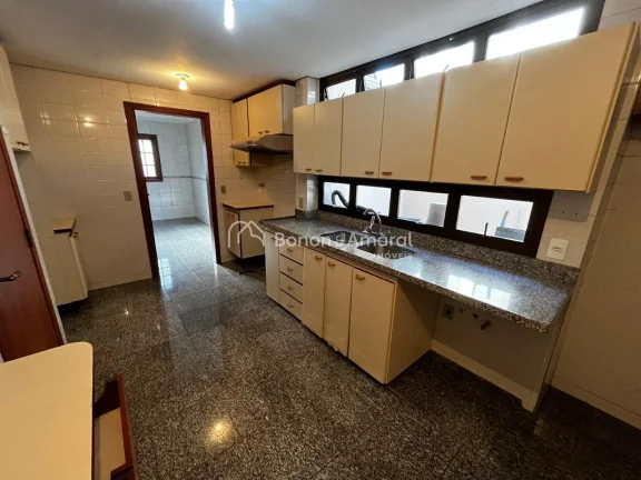 Imagem Casa de 600 m², com 3 entradas separadas (principal, sala da lareira e serviço). Com 5 suítes, se...