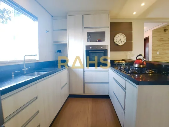 Imagem Belíssimo Sobrado averbado à venda em rua sem saída no bairro Iririú em Joinville SC - 990 mil S...