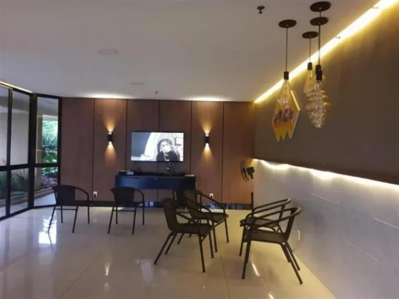 Imagem APARTAMENTO C/ 84M² (REFORMADO)- 1 VAGA DE GARAGEM - COND. PARQUE DAS ROSAS - BARRA DA TIJUCA IMÓVEL AVALIADO EM R$ 900.000,00 1ª PRAÇA: 23/02/2026 - VALOR INICIAL DE VENDA: R$ 900.000,00 2ª PRAÇA: 26/02/2026 - VALOR INICIAL DE VENDA: R$ 450.000,00