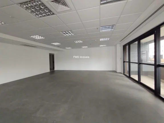 Imagem Conjunto comercial com 677m² para locação em Alphaville.