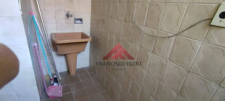 Imagem Apartamento tipo sobrado com generosos 110m² em rua fechada.