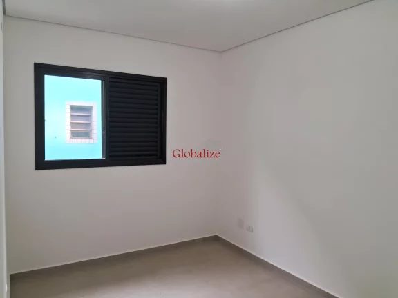 Imagem Casa sobreposta alta em Santos no bairro da Aparecida com varanda de frente na sala, 2 suítes e uma vaga de garagem a venda por R$ 830.000,00