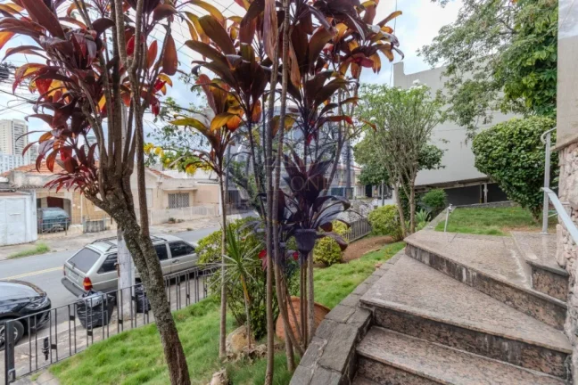 Imagem Luxuosa casa à venda no Bosque da Saúde, São Paulo-SP: 4 quartos, 2 salas, 2 banheiros, 3 vagas de garagem, 767,00 m² de área.