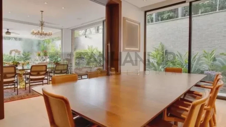 Imagem Descubra a verdadeira definição de luxo e sofisticação nesta deslumbrante casa no condomínio fechado do Jardim Europa. Com uma construção impecável de