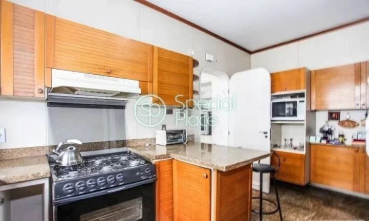 Imagem Belíssimo apartamento com 350m² de área privativa, 5 dormitórios ( 2 suítes ) e 4 vagas na gara...