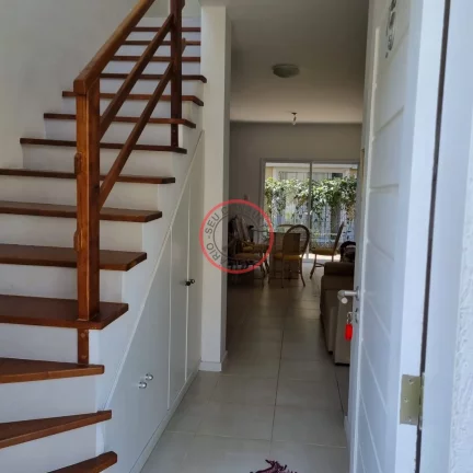 Imagem ESCRITURA DEFINITIVA, CASA SOBRADO DENTRO DE CONDOMINIO, COM 3 SUITES, SALA, AREA GOURMET E PISCINA