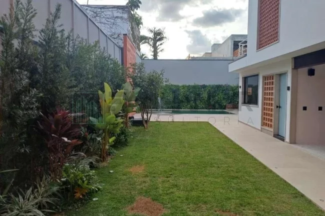 Imagem Casa de Alto Padrão no Jardim Paulista: 5 Quartos, 5 Suítes, 4 Salas, 6 Banheiros, 4 Vagas, 450 m² - São Paulo-SP