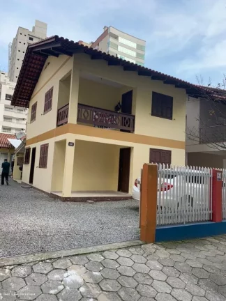 Imagem Casa para Temporada em Itapema, meia praia, 3 dormitórios, 2 banheiros, 3 vagas