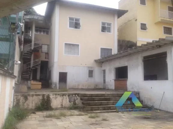 Imagem Casa Padrão sobrado 4 dormitórios, 2 vagas área Gourmet com Piscina com excelente localização.