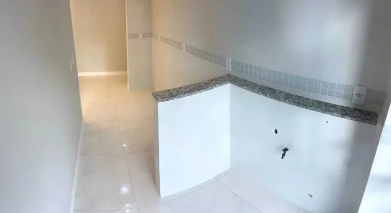 Imagem Apartamento reformado com 2 dormitórios e 1 vaga em condomínio - Camboriú/SC