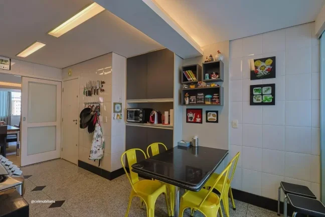 Imagem Localizado no bairro Cidade Nova, este apartamento oferece uma área de 240 metros quadrados, propor...