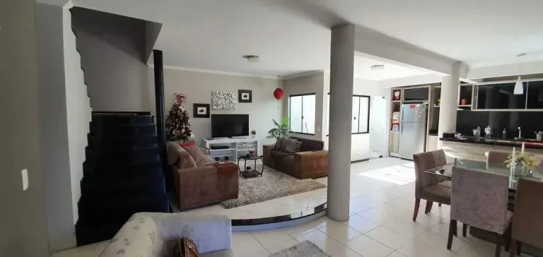 Imagem Casa com 4 dormitórios sendo 1 suíte e 3 vagas de garagem no Centro de Itajaí