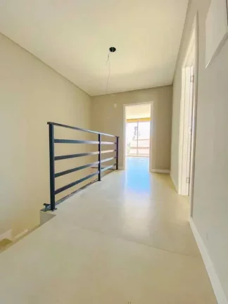 Imagem Casa de alto padrão com 3 suítes e 2 vagas de garagem em Piçarras