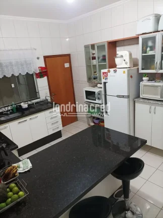 Imagem Linda casa no Jardim San Fernando: 3 dormitórios (1 suíte), cozinha planejada, churrasqueira, 2 vagas de garagem, 180m² de terreno e 117m² de área útil.