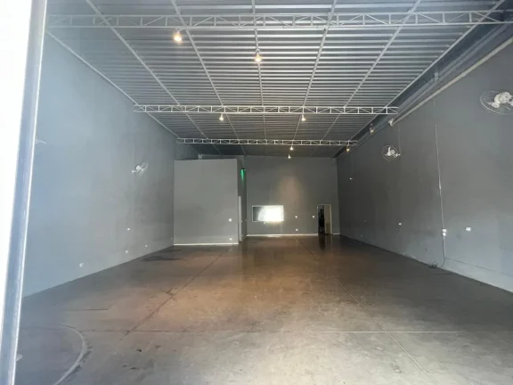 Salão Comercial de 230m² à Venda ou Locação no Jardim Itaguaçu, Salto-SP: A Oportunidade que Você Procura!