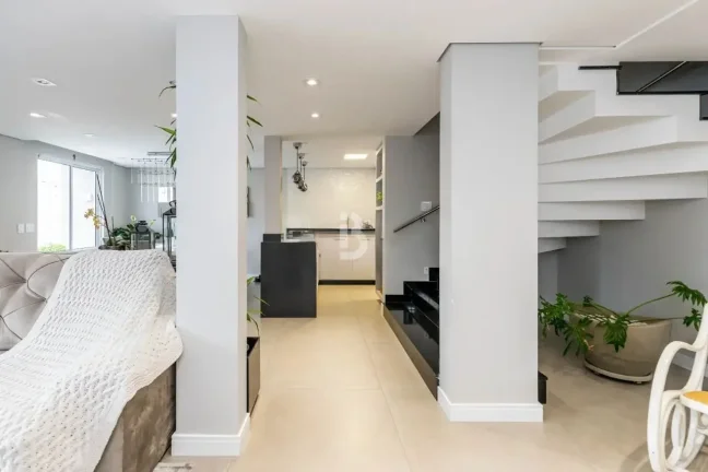 Imagem Sobrado Triplex à Venda – Alto Padrão e Sustentabilidade a Uma Quadra do Parque Atuba