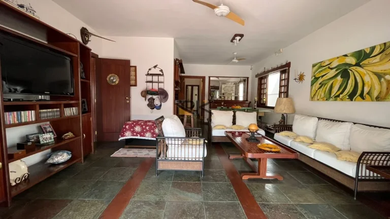 Imagem Casa com ampla sala 2 ambientes,3 dormitórios sendo uma suíte,edícula com mais 2 dormitórios e 1 banheiro,2 vagas de garagem