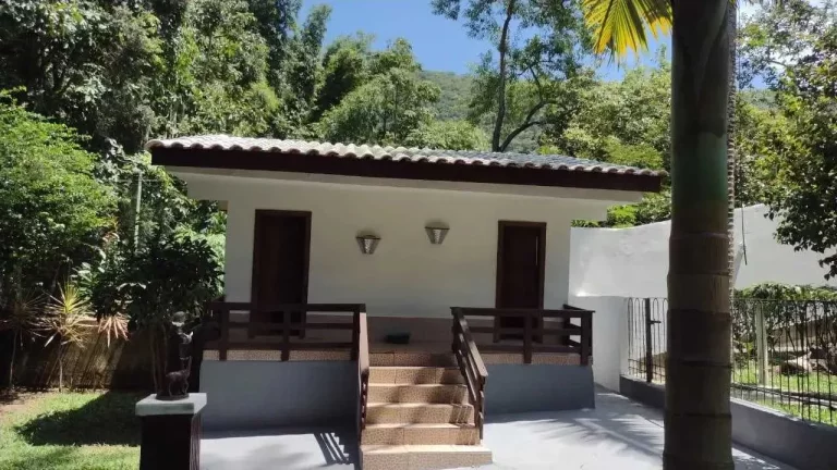 Imagem Casa 5 suítes e 3 vagas de garagem a 150m da beira-mar da Praia de Taquaras em Balneário Camboriú/SC
