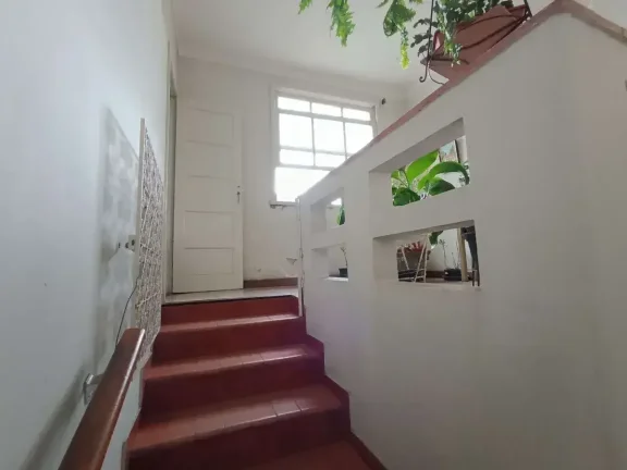 Imagem Casa ampla com 3 quartos, suíte com banheira e terraço no Centro – 2 vagas de garagem