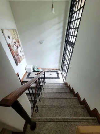 Imagem casa 4 quartos com 3 suítes, adega, piscina e área de churrasqueira.