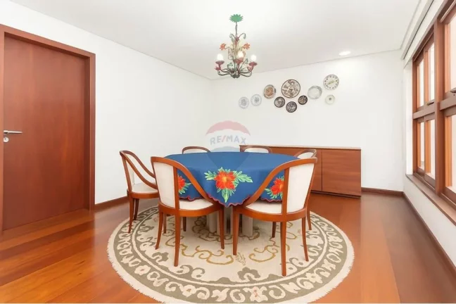 Imagem Casa com 4 suítes e 426 m² construídos, com piscina no melhor da Vila Ida