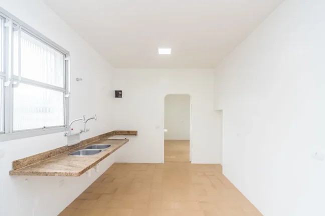 Imagem OPORTUNIDADE IMPERDÍVEL ! Apartamento Reformado 161M², 3Q, 1 Suíte, 2 Banheiros, 2 Vagas, Academia, Brinquedoteca, Playground, Salão de Festas.