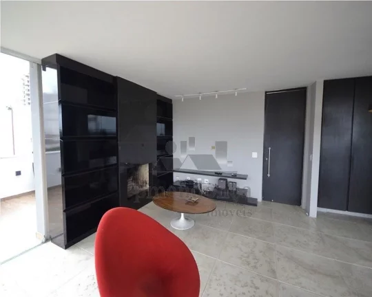 Imagem Cobertura duplex, ampla, bem distribuída com piso de tacos, armários embutidos, gabinete nos banhe...