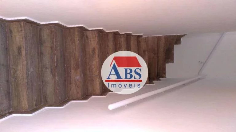 Imagem Casa Sobreposta Alta com Sacada