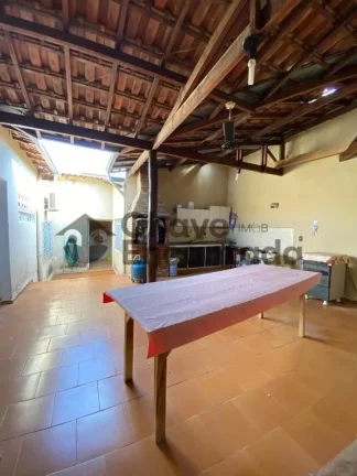 Imagem Casa grande com piscina e sustentabilidade.