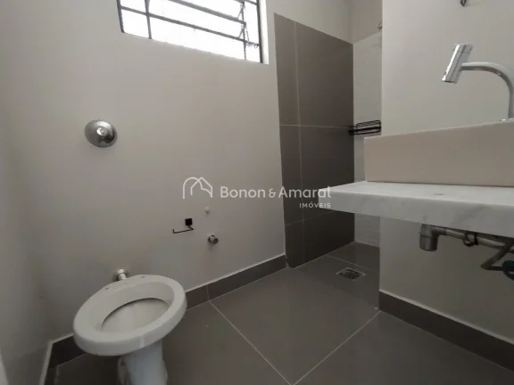 Imagem Casa com ótima planta, oferecendo muito potencial de personalização. Necessita de reformas, mas c...
