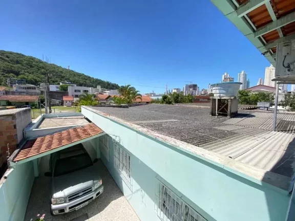 Imagem Casa com 4 dormitórios sendo 1 suíte e 5 vagas de garagem com piscina privativa - Balneário Camboriú