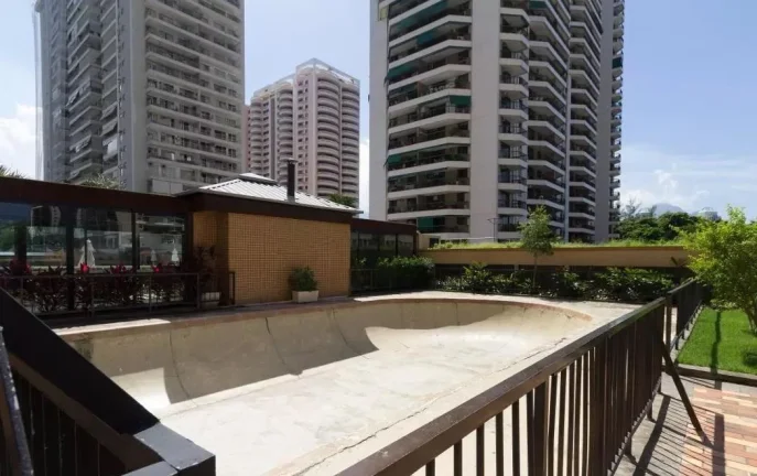 Imagem APARTAMENTO C/ 84M² (REFORMADO)- 1 VAGA DE GARAGEM - COND. PARQUE DAS ROSAS - BARRA DA TIJUCA IMÓVEL AVALIADO EM R$ 900.000,00 1ª PRAÇA: 23/02/2026 - VALOR INICIAL DE VENDA: R$ 900.000,00 2ª PRAÇA: 26/02/2026 - VALOR INICIAL DE VENDA: R$ 450.000,00