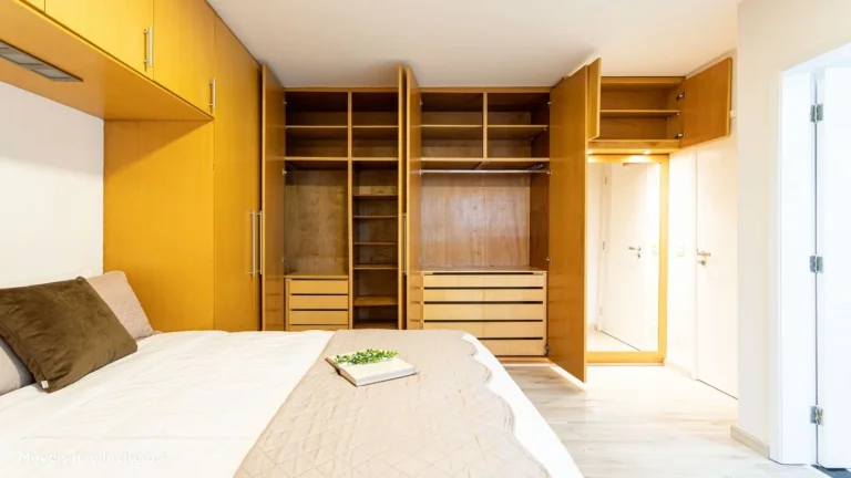 Imagem Apartamento 139M² Reformado, 4Q, 1 Suíte, 2 Banheiros, 2 Vagas, Varanda, Lavabo, Piscina, Salão de Festas e Jogos, Quadra, Portaria 24h, Sol da Manhã.