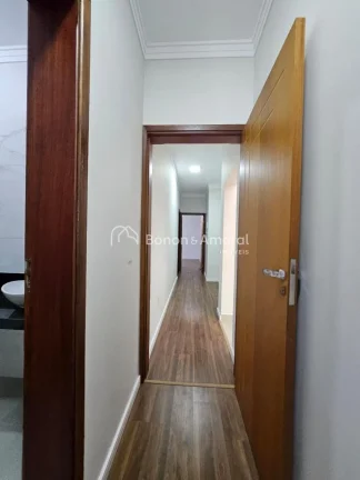 Imagem Moderna e recém-construída, esta casa térrea oferece conforto e elegância em cada detalhe. Com p...