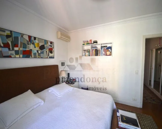 Imagem Apartamento de alto padrão, ensolarado, pé direito alto, janelões, taco impecável, cozinha moren...