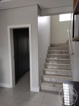 Imagem Vendo casa semi nova em Estreito Florianópolis SC, três suítes, lavabo.