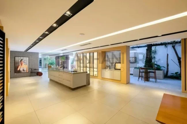 Imagem Casa Comercial à Venda em São Paulo-SP, no Bairro Jardim América: 10 Salas, 6 Banheiros, 20 Vagas de Garagem!