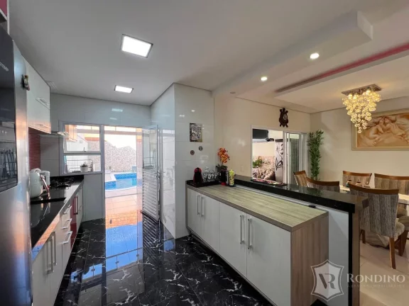 Imagem Oportunidade - Casa Sobrado em condomínio, com 03 dormitórios e piscina.