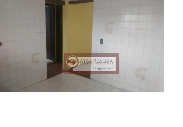 Imagem Grande oportunidade e muito lucrativo na vila Santa Catarina. Vendo imóvel com 3 casas + 1 salão comercial na Vila Santa Catarina. Casa 1= casa principal. Tem 2 dormitórios, sala, cozinha, banheiro. Tem também um sótão com 2 cômodos e 1 banheiro. Tem gara