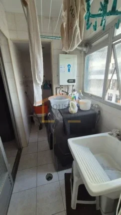 Imagem Apartamento mobiliado com 2 dormitórios, 2 banheiros e 1 vaga de garagem. Possui sala de estar e ja...
