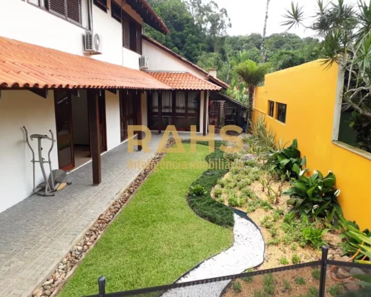 Imagem Linda Residência, no Condomínio Parc de France, Bairro Saguaçu. Arquitetura diferenciada, realiza...