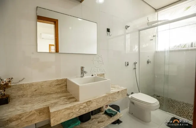 Imagem Casa pé na areia de alto padrão em condomínio fechado em Ubatuba!