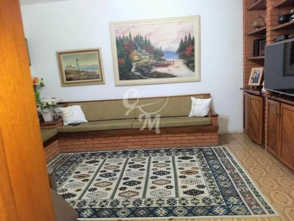 Imagem Casa avarandada com cômodos amplos
