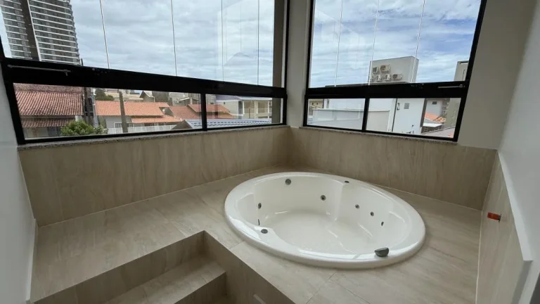 Imagem Casa a 120m do mar com 3 quartos (2 suítes), 209m² de área construída e 251m² de terreno, em Itacolomi, Balneário Piçarras - Adriano Carpes Imóveis vende!