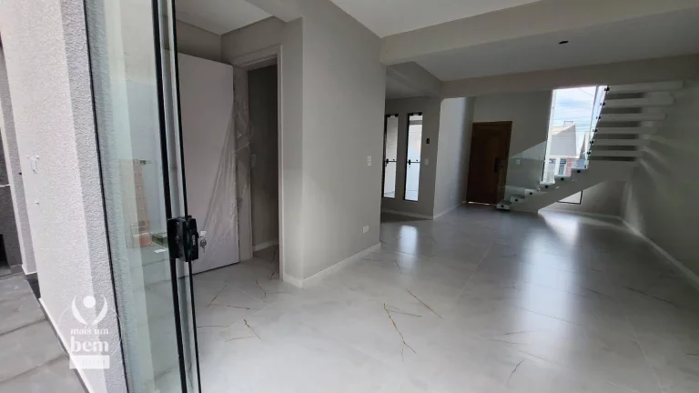 Imagem Maravilhoso sobrado com 3 quartos sendo 1 suíte com sacada, 2 vagas de garagem à venda - Tingui - Curitiba/PR