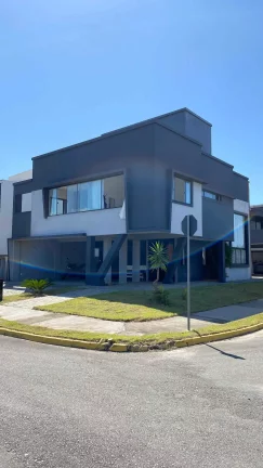 Imagem Casa mobiliada no Condomínio Caledônia com 4 dormitórios, sendo 1 suíte e 4 vagas de garagem em Camboriú