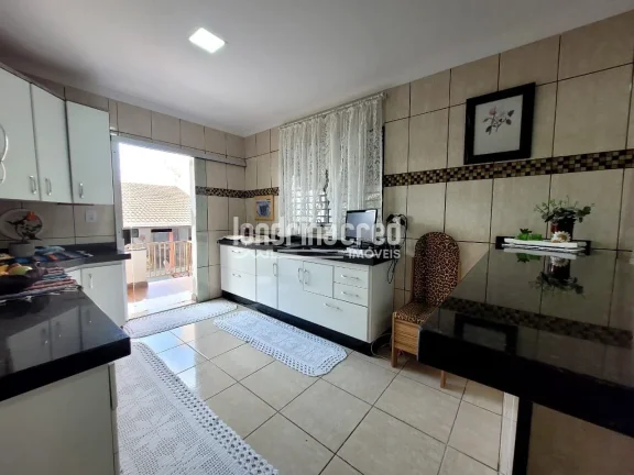 Imagem Casa à venda no Jardim Bandeirantes – 4 quartos (1 suíte), 3 banheiros, edícula, área gourmet e vagas para 3 carros em localização privilegiada de Londrina