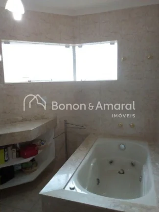 Imagem **Exclusiva Casa com 6 Quartos e Área de Lazer Completa em Condomínio de Alto Padrão**