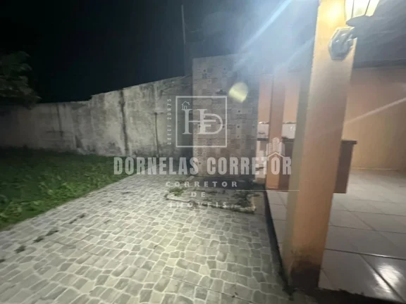 Imagem CASA A KM DO MAR COM ÁREA GOURMET E PISCINA, 3 QUARTOS, 1ST, VÁRIAS VAGAS DE GARAGEM, EM FRENTE A AVENIDA, TERRENO 30X30